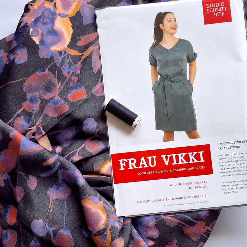 FRAU VIKKI - loose dress with a V-neckline and belt, Studio Schnittreif  | XS -  XXL,  image number 8